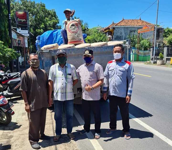 Bantuan 100 Zak Semen PT. Semen Indonesia Mengalir ke Socorejo