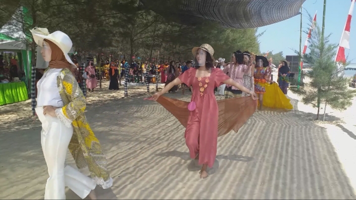 Fashion Show Gadis Pesisir di Pantai Semilir Sukses, Dihadiri DPR RI, DPRD Tuban hingga Cabup
