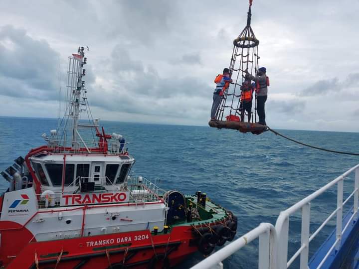 Dramatis, Tim Gabungan Selamatkan Dua Nelayan Socorejo di Tengah Laut