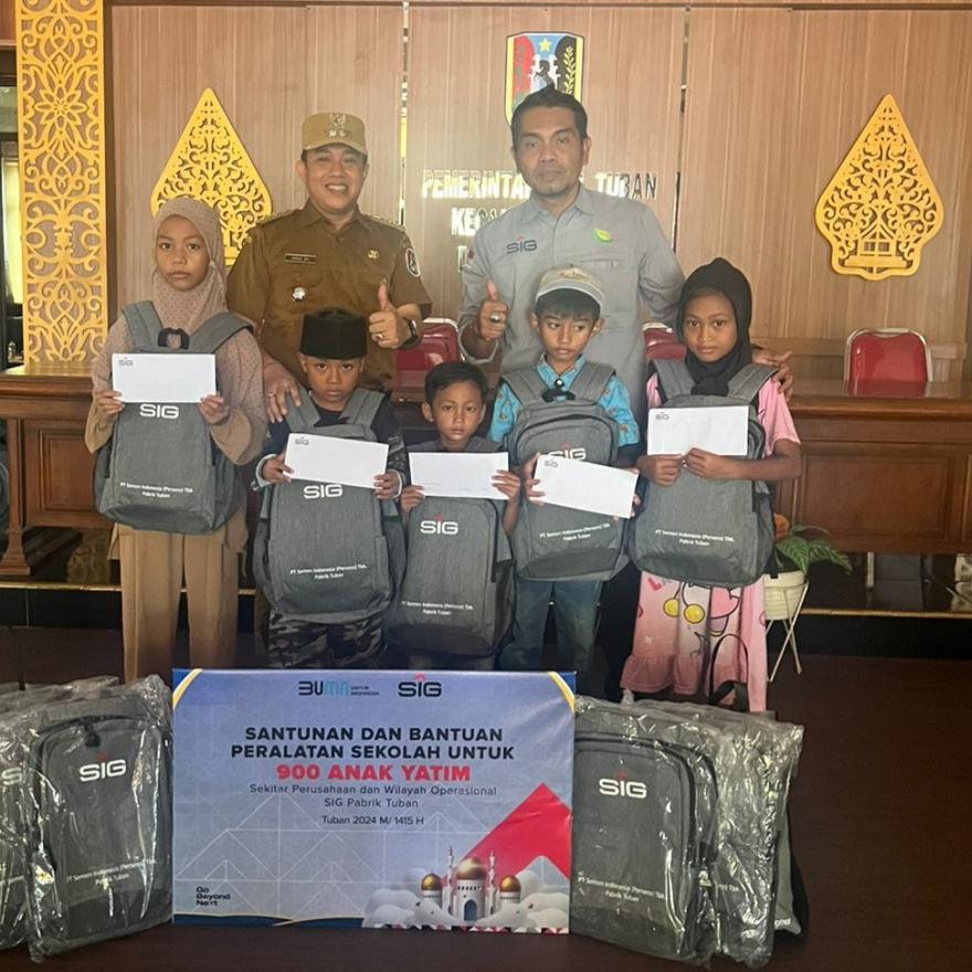 Desa Socorejo Dapat Bantuan 209 Paket Sembako dan 42 Perlengkapan Sekolah dari Semen Indonesia